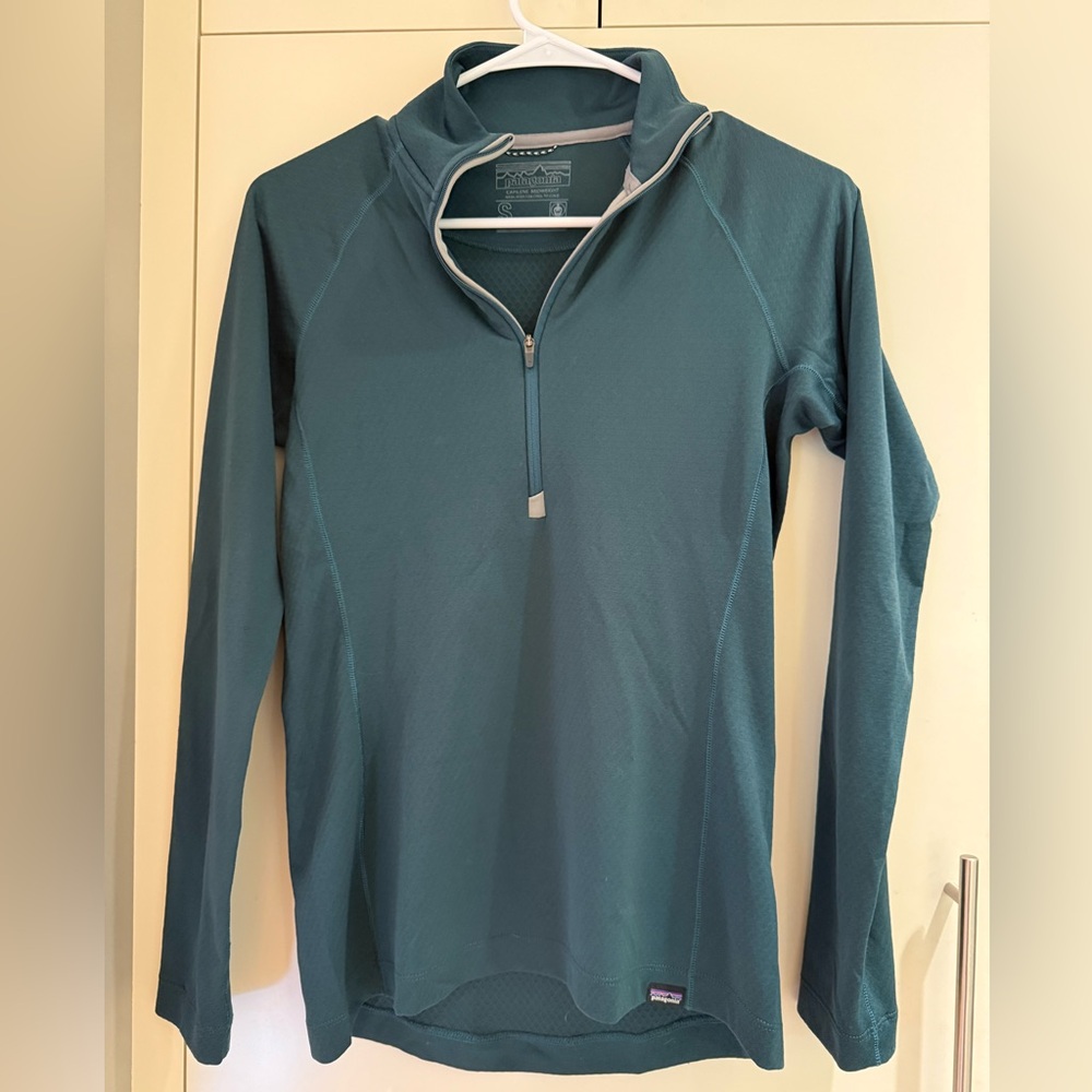 Patagonia women’s  Capilene Midweight Top in Dark Teal. Size small.
